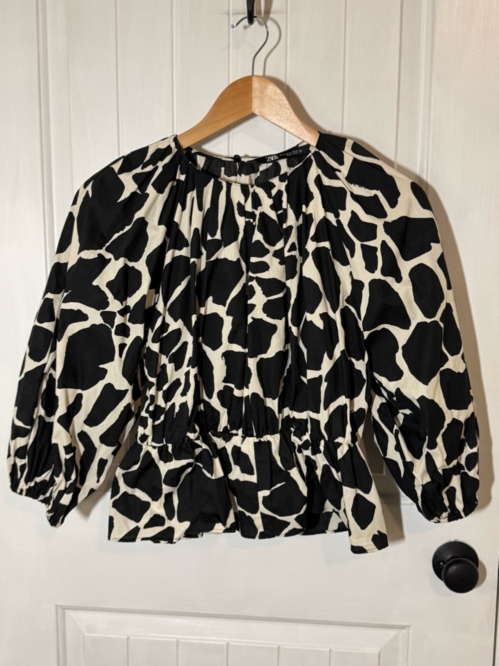 Zara Black & White Giraffe Print Puff Sleeve Peplum Top - Picture 2 of 9